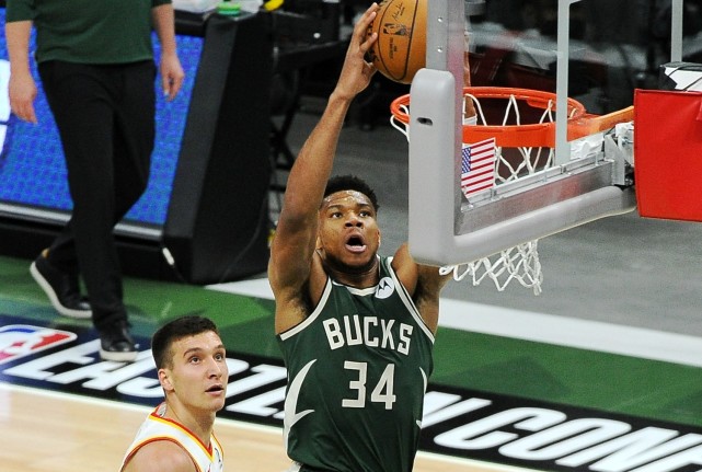 字母哥准三双雄鹿登顶东部  