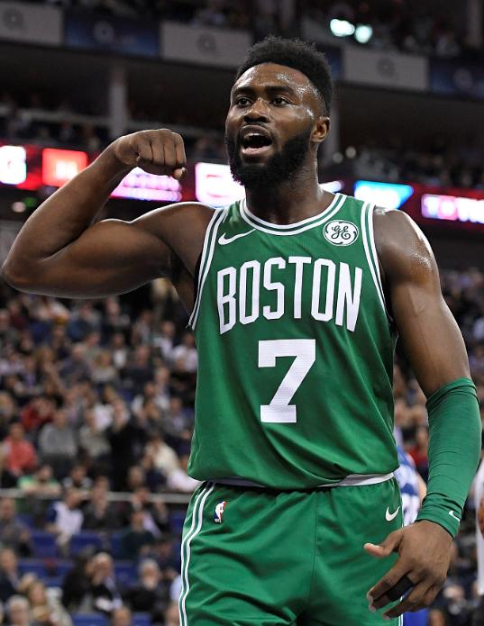  杰伦布朗暴扣点燃全场凯尔特人逆转战胜热火